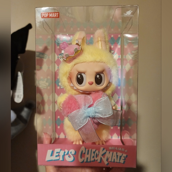POP MART The Monsters Labubu Let’s Checkmate Queen Vinyl Plush Pendant Keychain - Picture 2 of 5